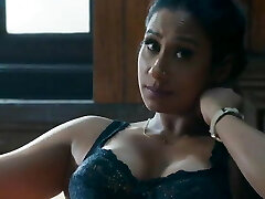 Indian Politician's secretary gargles him Indian Politician's secretary gargles him