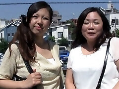dwa lubieżny japoński dziewcząt dać a ręczna robota do a facet