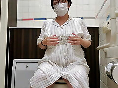 eine verheiratete frau, die masturbiert, während sie ihre stimme hält