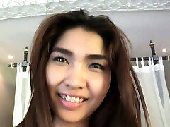 big boob tittiporn saugt einen harten schwanz