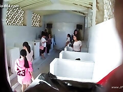 las chicas chinas van al baño.306