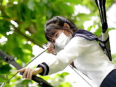 японская студентка учится на уроке стрельбы из лука