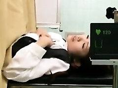 Kinky Arzt ergreift die chance, um zu begraben seinen Schwanz in ein ti