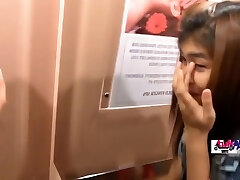 lächelndes thai babe bekommt fremden penis