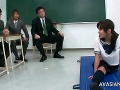 Asiatische gymnastik schoolgerl wird nass