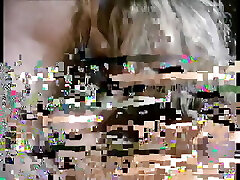 सुनहरे बालों वाली एक मोटी सफेद मुर्गा कार्यालय में