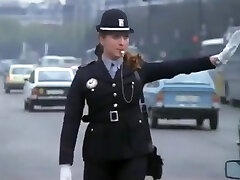 बना EN UNIFORME (1976)