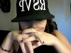 elizabeth douglas fumar 2 cigarros en la webcam