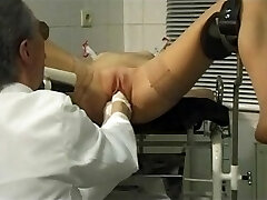 医生把他的病人变成他的奴隶女孩