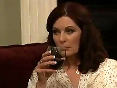 परिपक्व क्लासिक सौंदर्य लेता है युवा प्रेमी परिपक्व क्लासिक सौंदर्य लेता है युवा प्रेमी