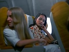 आबनूसी काले बाल वाली समलिंगी स्त्रियां, Emanuelle सिर देता है और सफेद डिक सवारी, शीर्ष पर