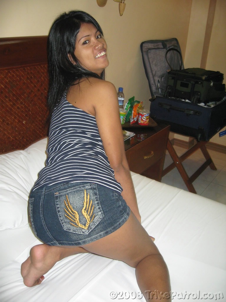 Dark-skinned Filipina fucks and sucks white guy in hotel photo