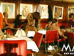 escorias calientes follando en la cena gangbang en una alnah reo group sex clásica