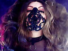 chaud et brillant - portant du pvc et du latex - séance photo de mode dans les coulisses arya grander masque corset fumée