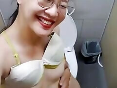 सींग का बना हुआ एशियाई लड़की स्तन