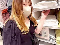 जापानी नर्स रिमोट कंट्रोल थरथानेवाला में डाल दिया और खरीदारी उत्साहित में सेक्स है