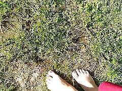 nikita cammina nel parco e gioca con un albero-feticismo del piede