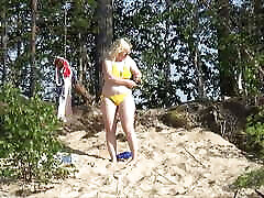 bikini blanco-amarillo-rojo y azul en la playa