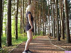 сексуальная блондинка писает на открытом воздухе в общественном парке и на озере