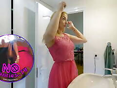 сексуальная и возбужденная девушка с тугой киской в своем розовом платье готовится к выходу в ночной клуб