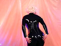 сольный ролик красивой блондинки арьи грандер в черном латексном костюме - подборка ххх видео