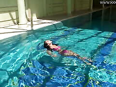 petite russe lincoln nue dans la piscine