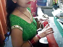 очень симпатичная сексуальная индийская домохозяйка занимается сексом на кухне