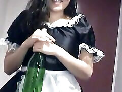 молоденькая азиатка трахает свою киску бутылкой шампанского