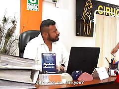 un concierge péruvien se déguise en médecin pour prendre une vénézuélienne au gros cul