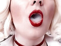 fétichisme du tabac: vidéo sexy en solo de la milf blonde chaude female cops in home grander glaminatrix gros plan des lèvres rouges