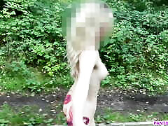 छात्र सार्वजनिक पार्क में बाहर नग्न चलाता है और पारदर्शी ब्रा में स्तन उछल चमक