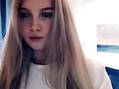 маленькая блондинка общается по вебкамере choll sex видео