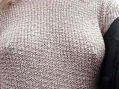 boobwalk: braless in einem pinken, durchsichtigen strickpullover laufen