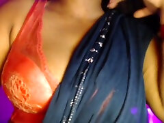 mastani bhabhi reibt sich die brustwarzen und lutscht sie wieder, um selbstsex ihrer jugend zu haben - heiße milf