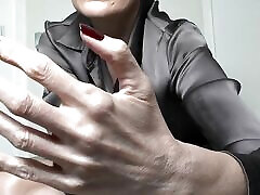 uñas largas de color rojo oscuro y puño en la mano