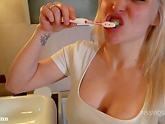lavarsi i denti con piscio e sperma-pissvids