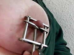 My nipple chain is fixed with effective squeezers - it cannot slip off