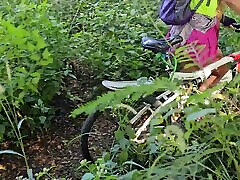 fit nastolatek rowerzysta w crotchless szorty trzęsie indian fuky tyłek-podłączony tyłek i pokazuje semi cina ngentot owłosione cipki sika