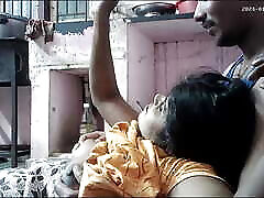 индийская домашняя жена показывает большие сиськи