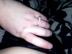 Gf masturbazione con la mano, mentre indossa il suo mutandine di raso nero