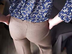 gorąca sekretarka dokucza widoczną linię majtek w obcisłych spodniach roboczych