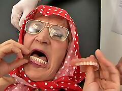 无牙奶奶（70）在做爱前取出假牙