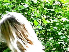 सुनहरे बालों वाली किशोरों की लड़की जर्मनी से जंगल में