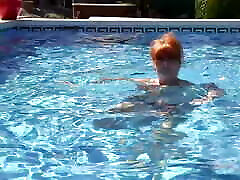 Auntjudys-丰满成熟的红发女郎梅勒妮去游泳在游泳池