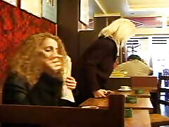 zwei blonde lesben aus frankreich erfreuen sich gegenseitig mit einem dicken dildo