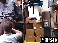 парня поймали на краже трусиков wonens из магазина одежды, и офицер-гей ведет его дело - perps4k 8 мин
