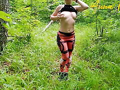masturbacja na świeżym powietrzu, dziewczyna w legginsach spacerująca po lesie masturbuje cipkę i spuszcza się. anna kret