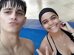STEPBROTHER COUPLE RECORD THEMSELVES FUCKING BUT BEFORE THAT THEY ARE GOING TO TAKE SOME PICTURES IN THE POOL - black sexy women xvideo 2 chokari IN SPANISH