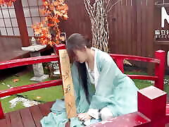 ModelMedia sentada na cadeira - Chinese Costume Girl Sells Her Body to Bury Father