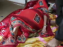دختر داغ هندی Lalita Bhabhi توسط برادر ناتنی او زمانی که او به تنهایی در اتاق خواب خود بود